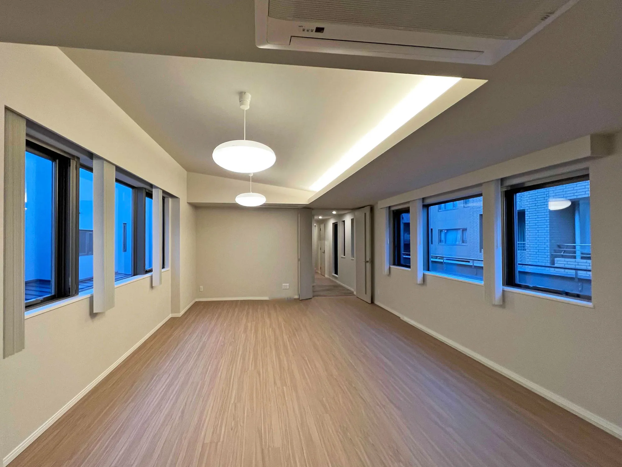 新築テラスハウスの洗練窓辺コーディネートの写真2