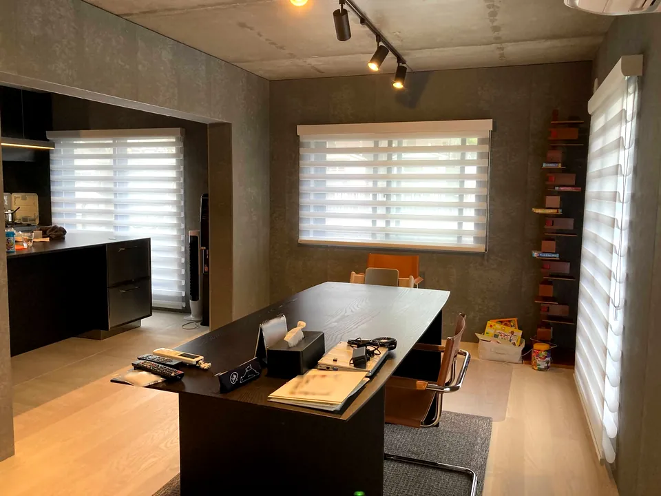 パーフェクトシアーシェードで魅せるモダンリビングの写真4