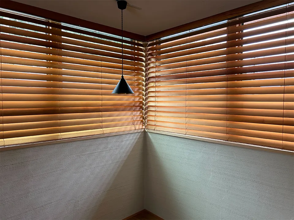 吹き抜けに映えるロールスクリーンの写真9