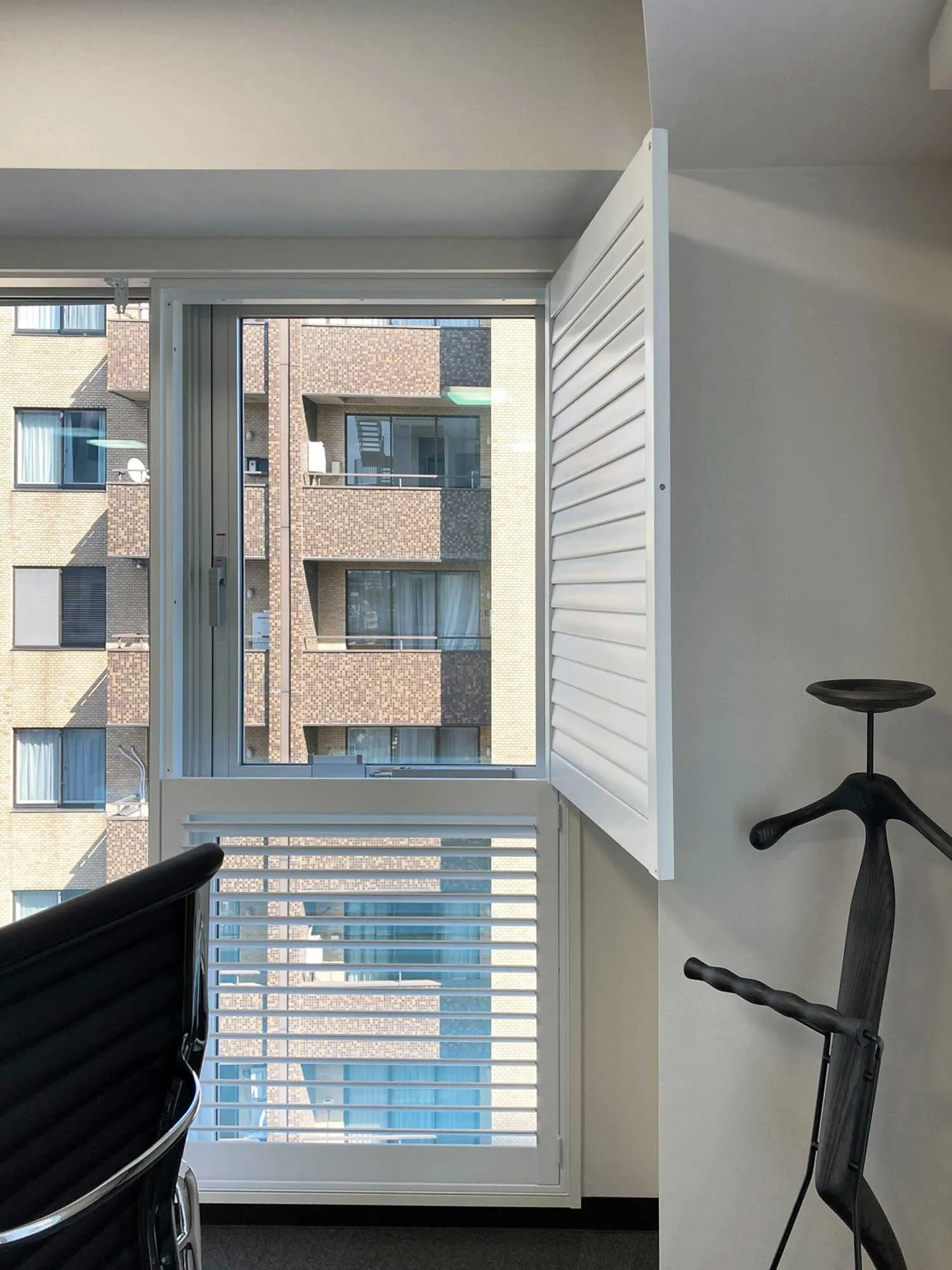 企業オフィスの窓まわりで活躍の写真3