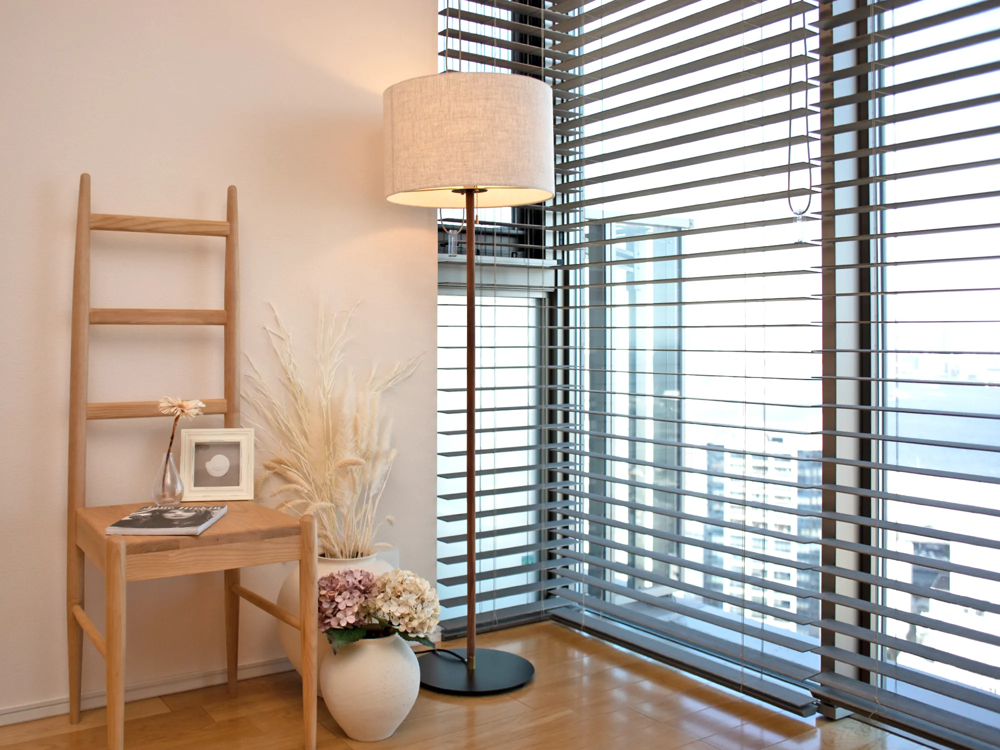 海外好きが高じて自宅の窓まわりに選定の写真11