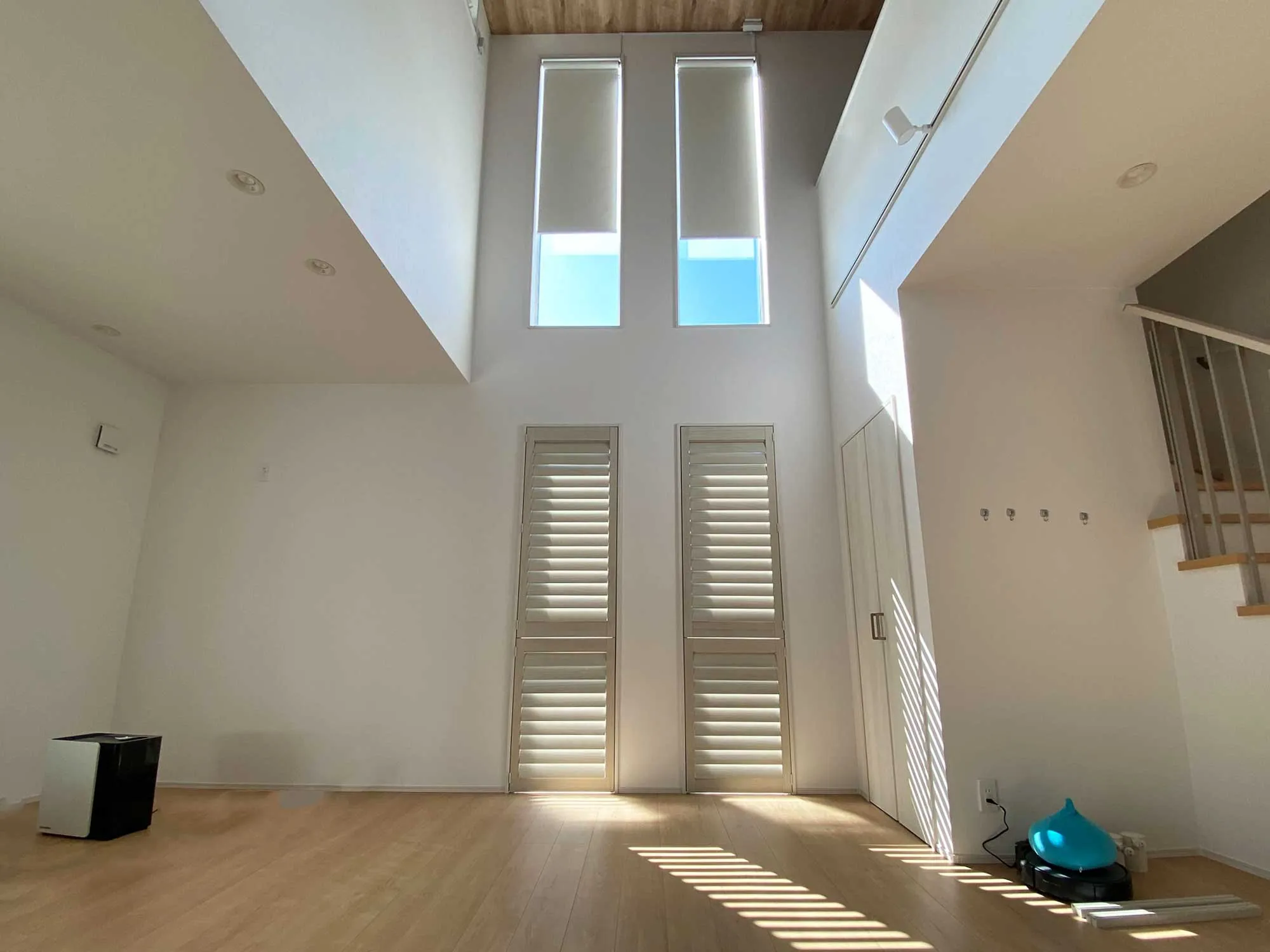 高所のスリット窓に最適なウィンドウトリートメント