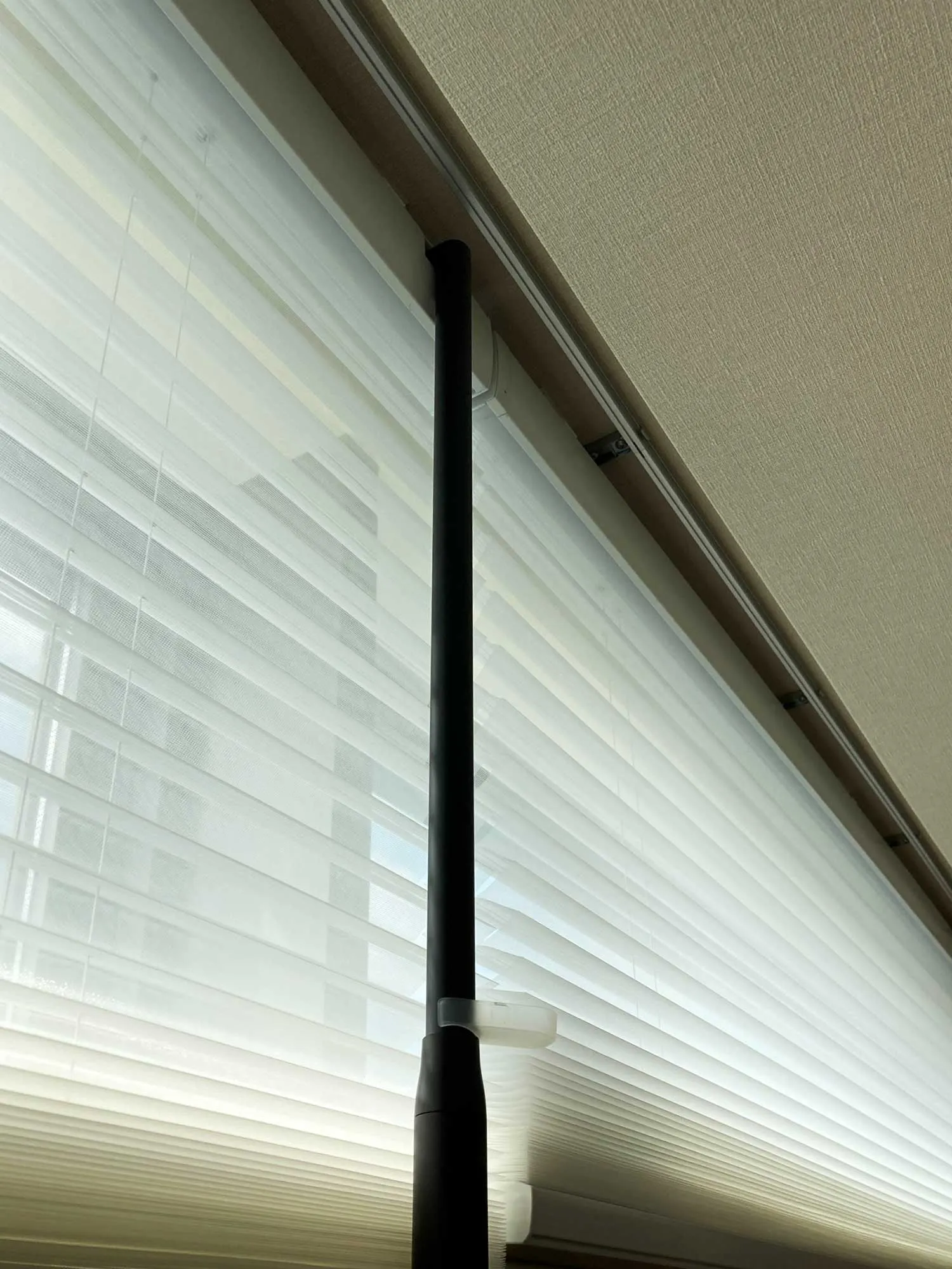 配線不要! 手軽な電動ハニカムエコスクリーンの写真6