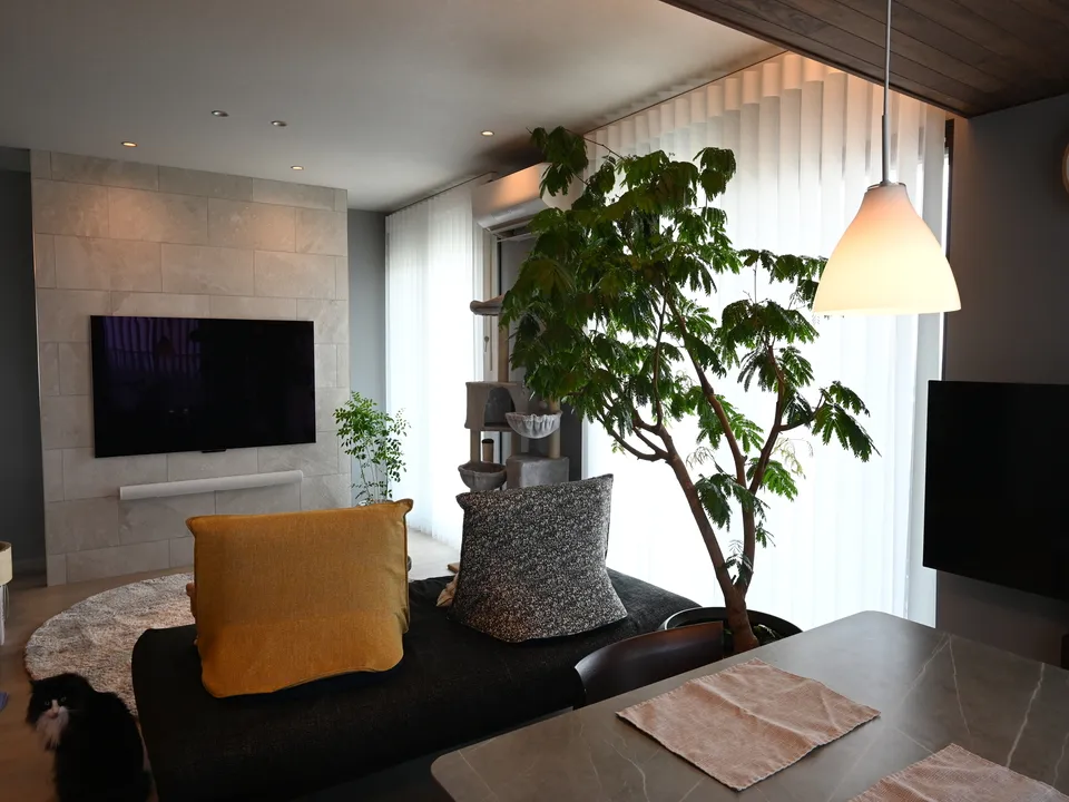 光と影が奏でるリビングの写真5