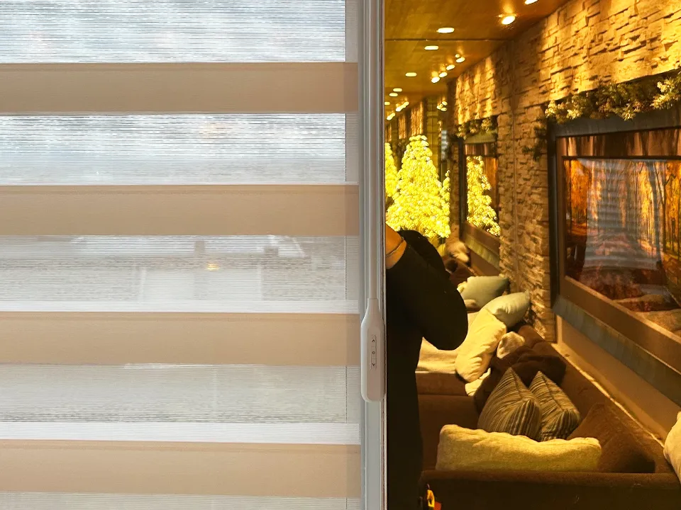 景色を楽しむ電動調光ロールスクリーンの写真7