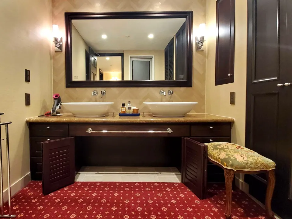 ウッドシャッターを収納扉にご活用の写真2