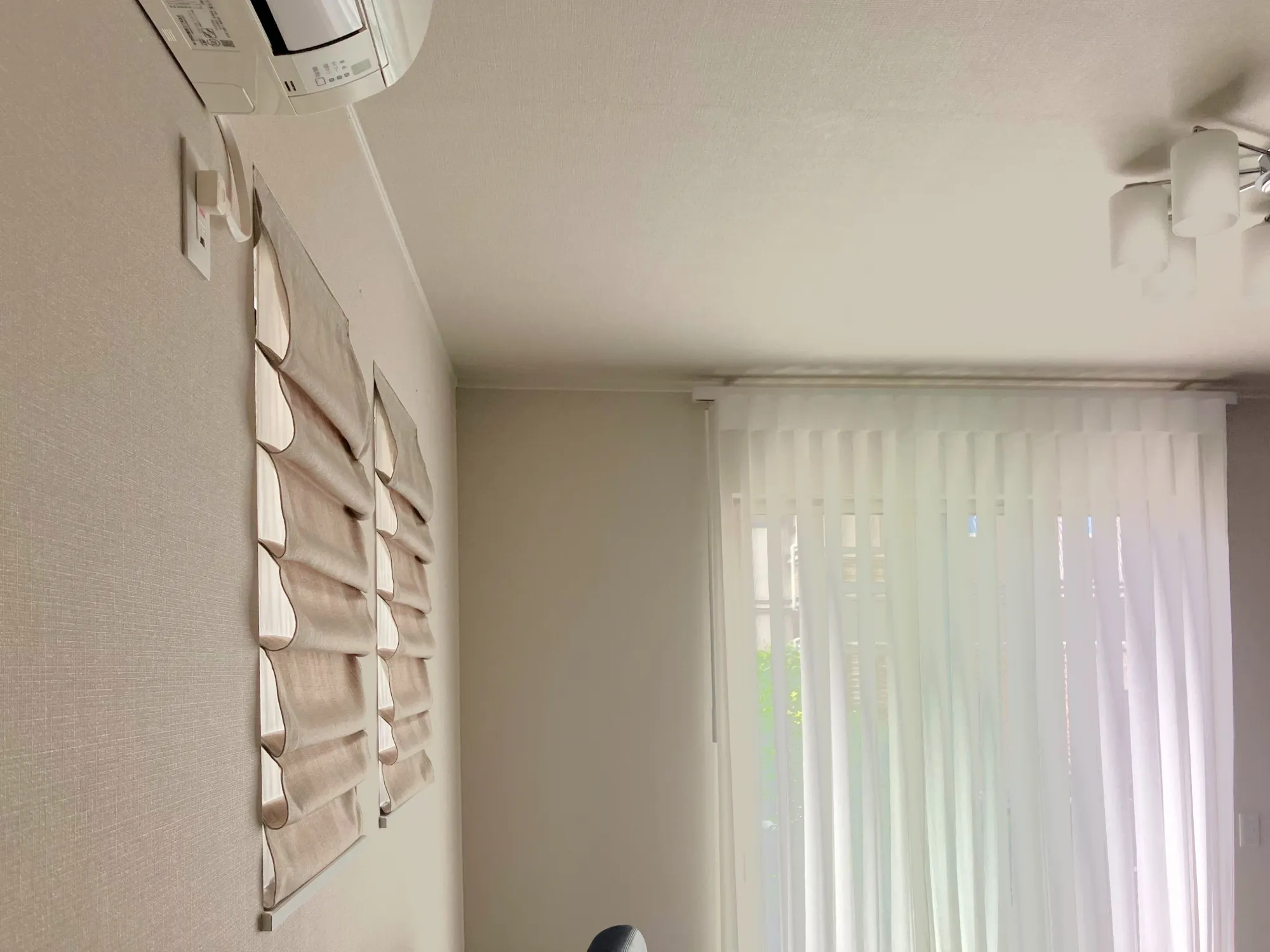 シンプルモダンなリビングに柔らかな窓まわりの写真2