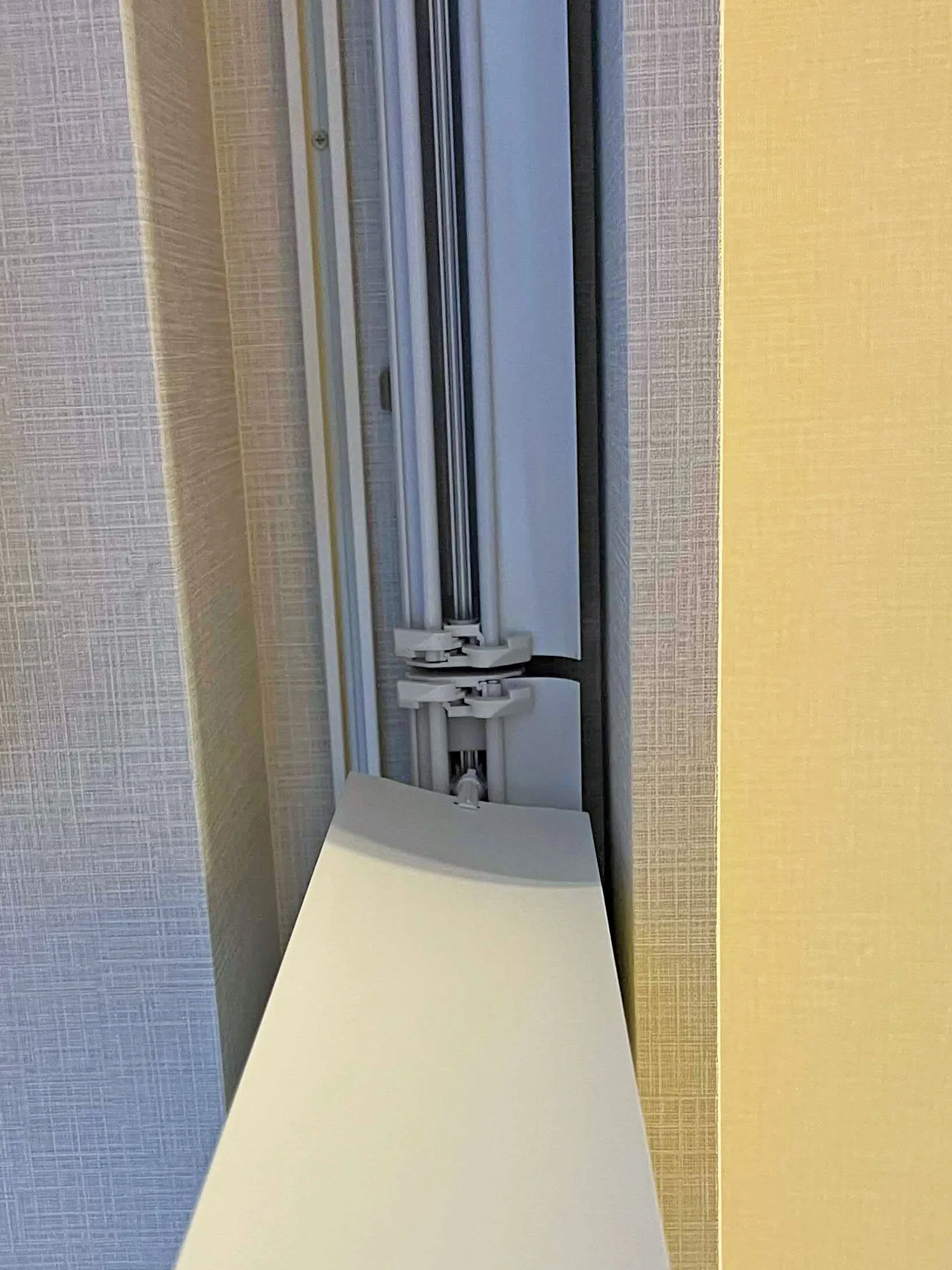 新築テラスハウスの洗練窓辺コーディネートの写真5