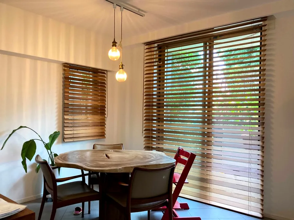 美しい木目が彩る温もりのダイニングの写真2