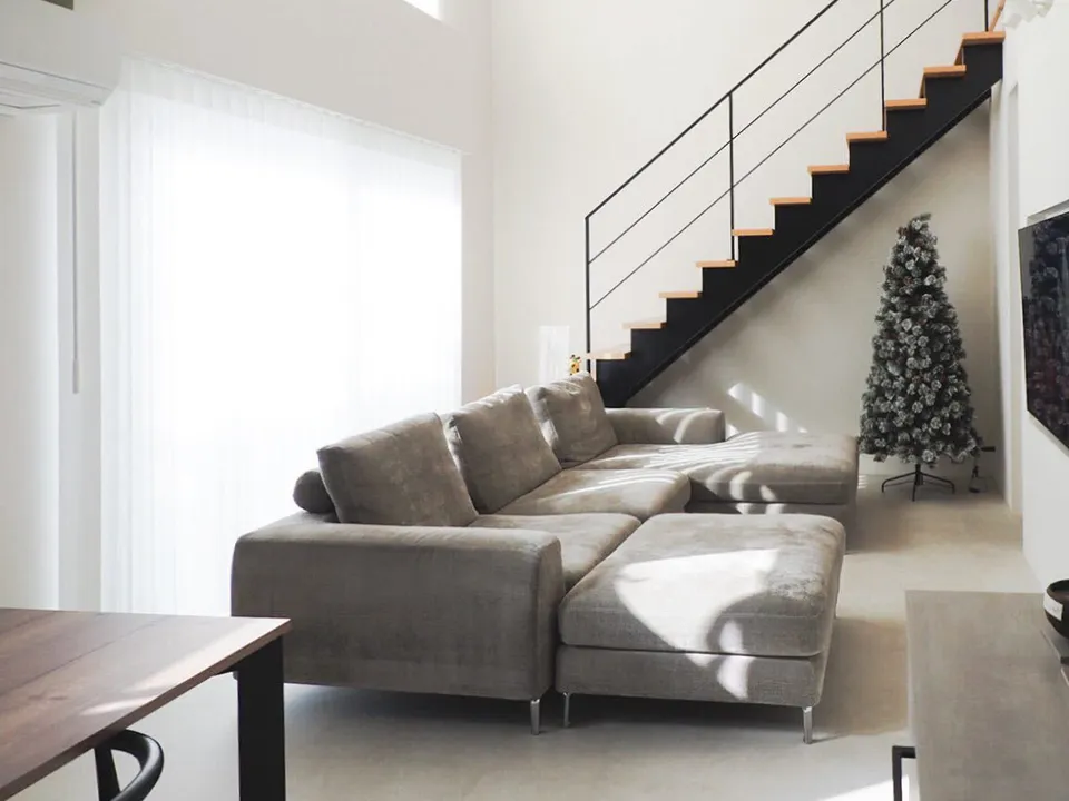 柔らかな光と美しい影が広がるリビング