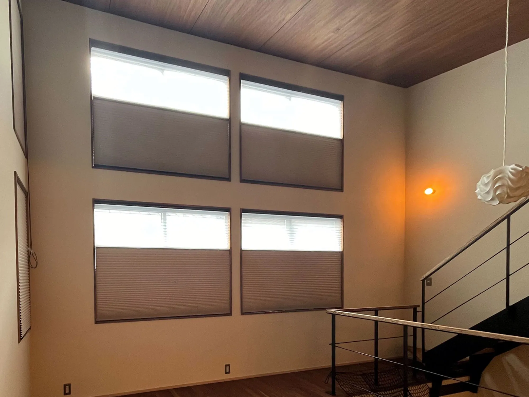 高窓6箇所にレースと遮光生地の合わせ技| お客様の実例集（施工例