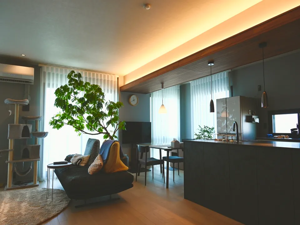 光と影が奏でるリビングの写真7