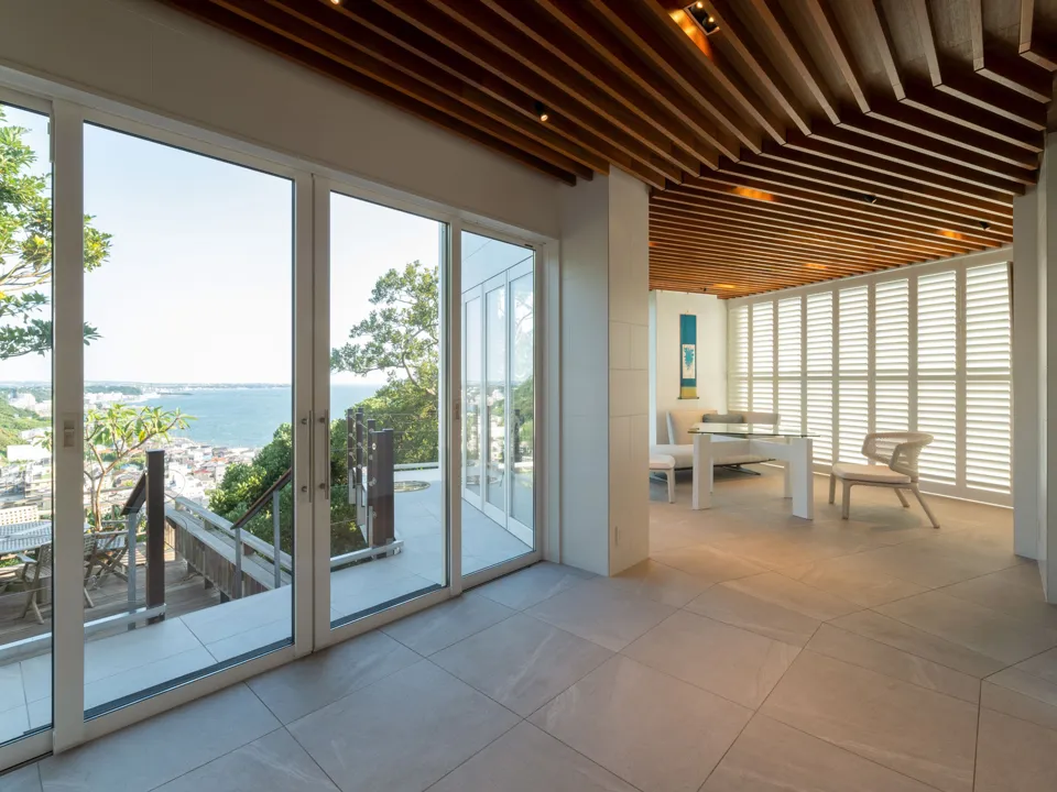 海景を彩るホワイトシャッターの写真4