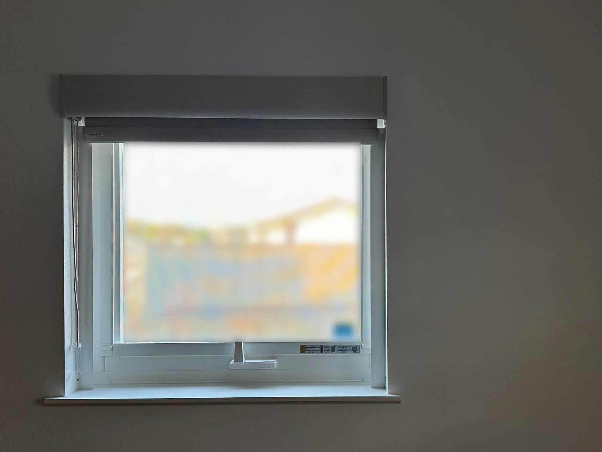 人目の多い玄関に、ロールスクリーンで目隠しの写真3