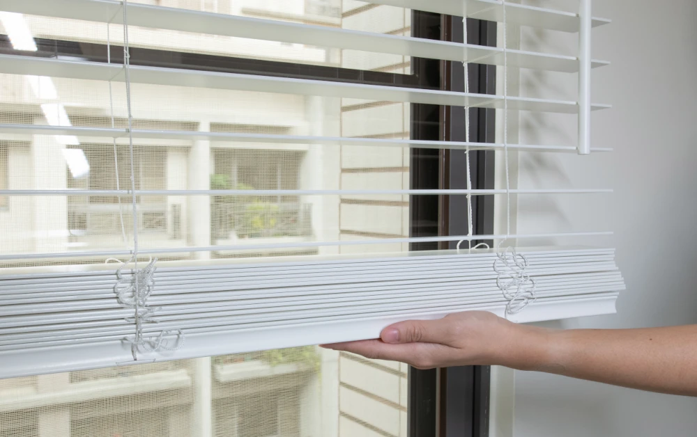 ボトムレールに手を触れ、昇降方法を説明する写真