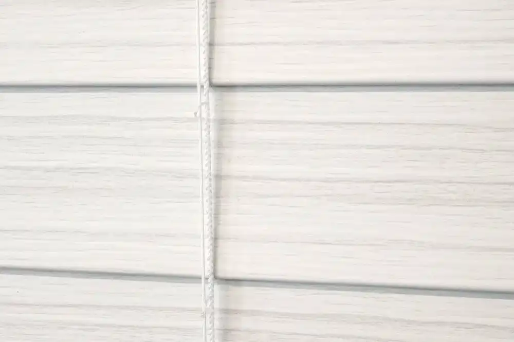 スラット同士が重なり、光漏れを防いでいる様子