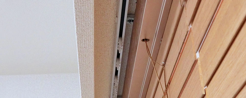 ブラインドをカーテンレールに設置されている写真