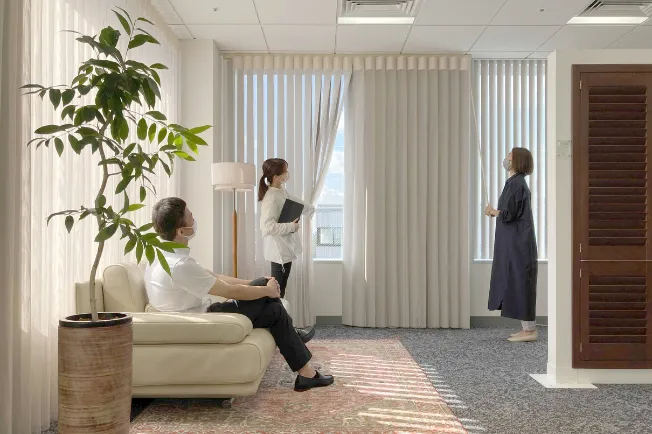 ショールームでスタッフが来場者を案内している様子