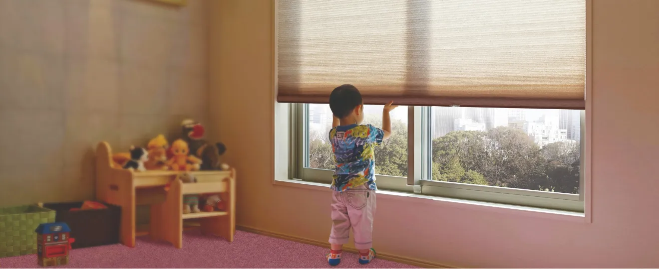 ハニカムエコスクリーンを操作する子ども