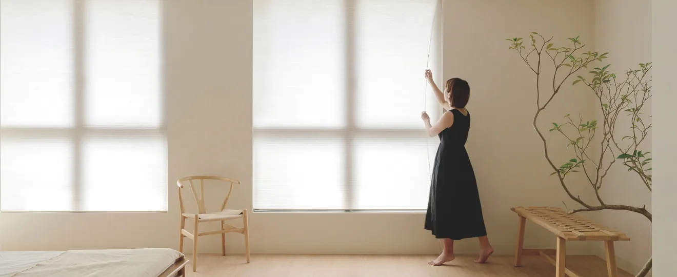 ハニカムエコスクリーンを操作する女性