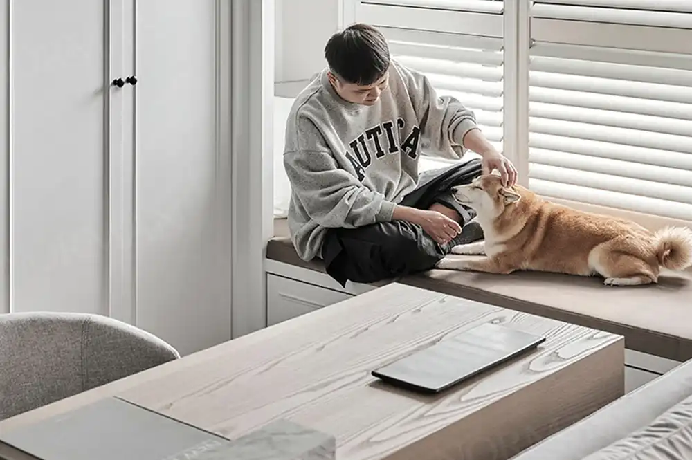 ウッドシャッターを取り付けたヌックで、柴犬をかわいがる男性
