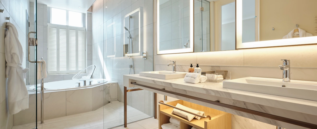 長野のホテルのスイートルームのバスルームに採用されたウッドシャッター