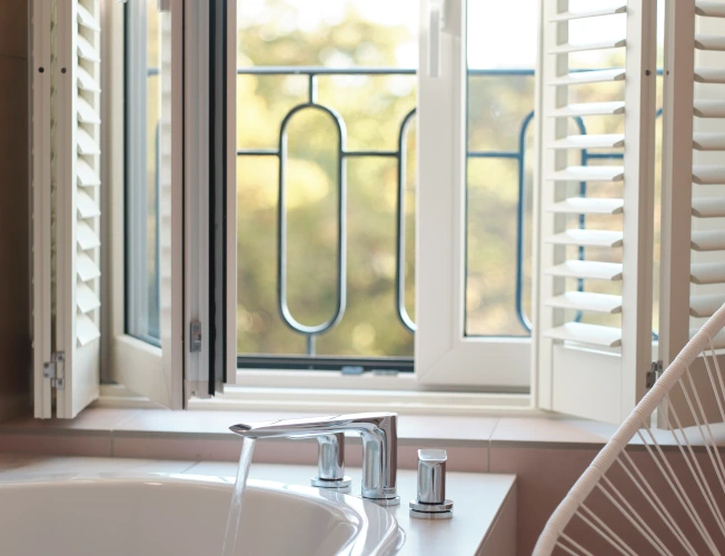 バスルームに非日常空間を演出するウッドシャッター