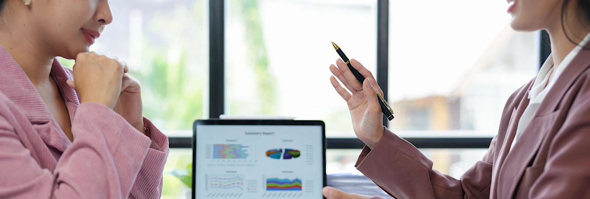 ノーマンジャパン採用ページ 法人営業部 キービジュアル（PC用）　　二人の女性がビジネスプランについて意見を交わしているシーン。