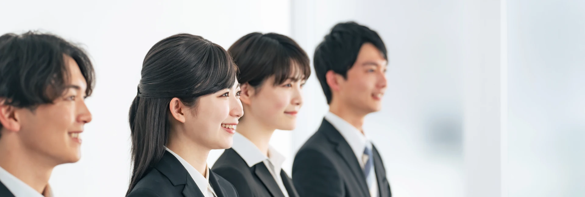 ノーマンジャパン採用ページ 新卒採用ページ キービジュアル（PC用） スーツを着たフレッシャーズ4人が面接に臨む様子