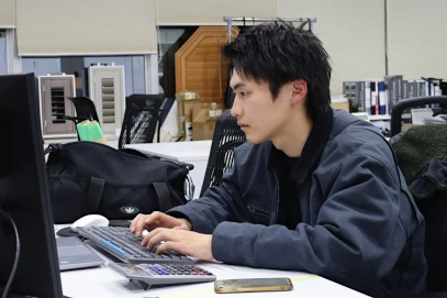 デスクワークをする男性スタッフ