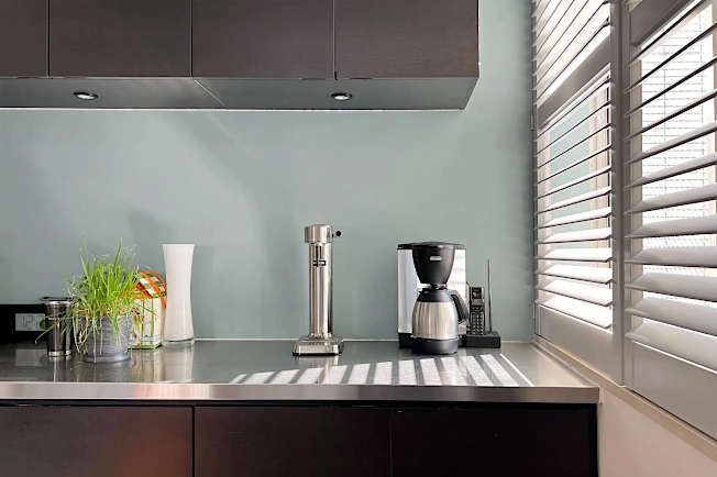 NORMAN®ウッドシャッターが取り付けられた、スタイリッシュなキッチンの近接画像