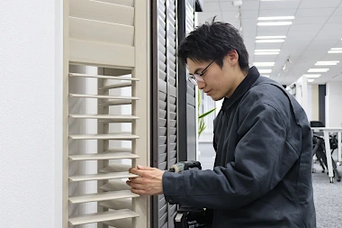 ウッドシャッターのメンテナンスをする男性スタッフ