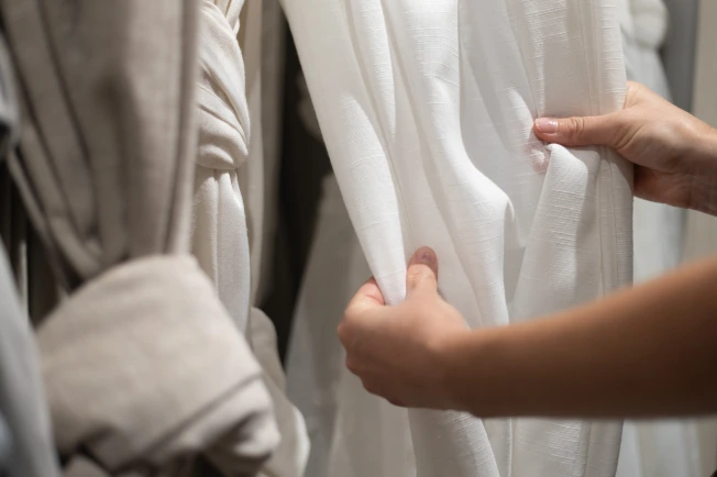 レースカーテンを選ぶ様子