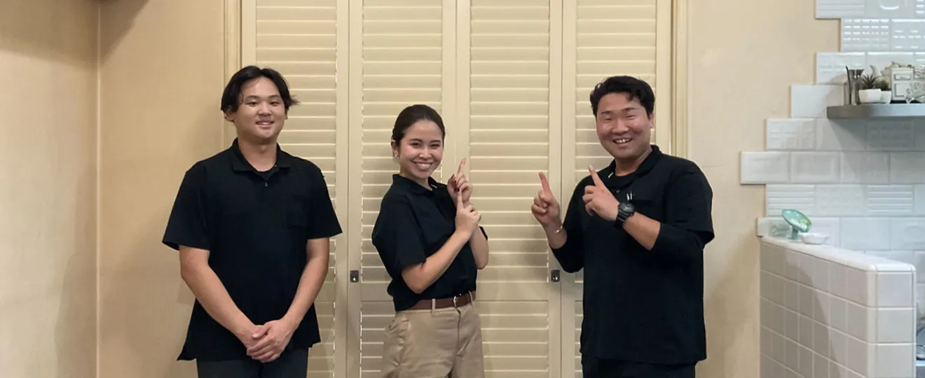 3人の黒いシャツを着たNORMANスタッフが、自分たちで施工したウッドシャッターの前で撮った写真