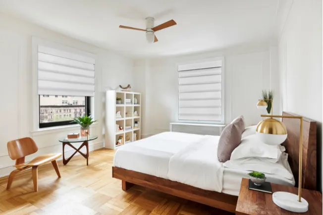 北欧インテリアの空間にある2台のフルイールスクリーン