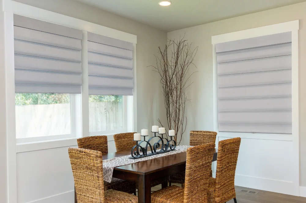 リゾートスタイルのリビングに取り付けられたフルイールスクリーン