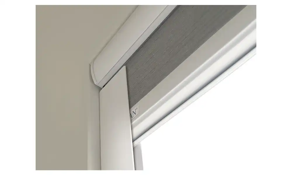 「サイド断熱フレーム」を設置した窓のクローズアップ写真