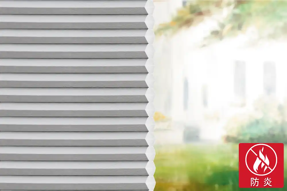 採光防炎生地のクローズアップ写真と、右下に防炎マークがある