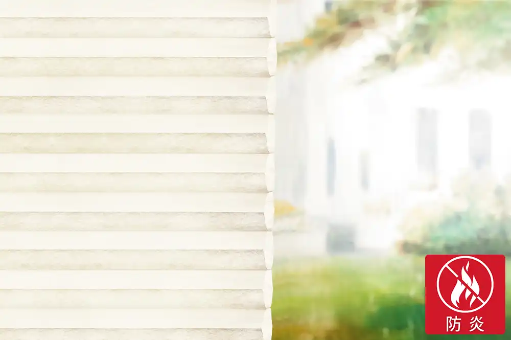 ウィスパー防炎生地のクローズアップ写真と、右下に防炎マークがある