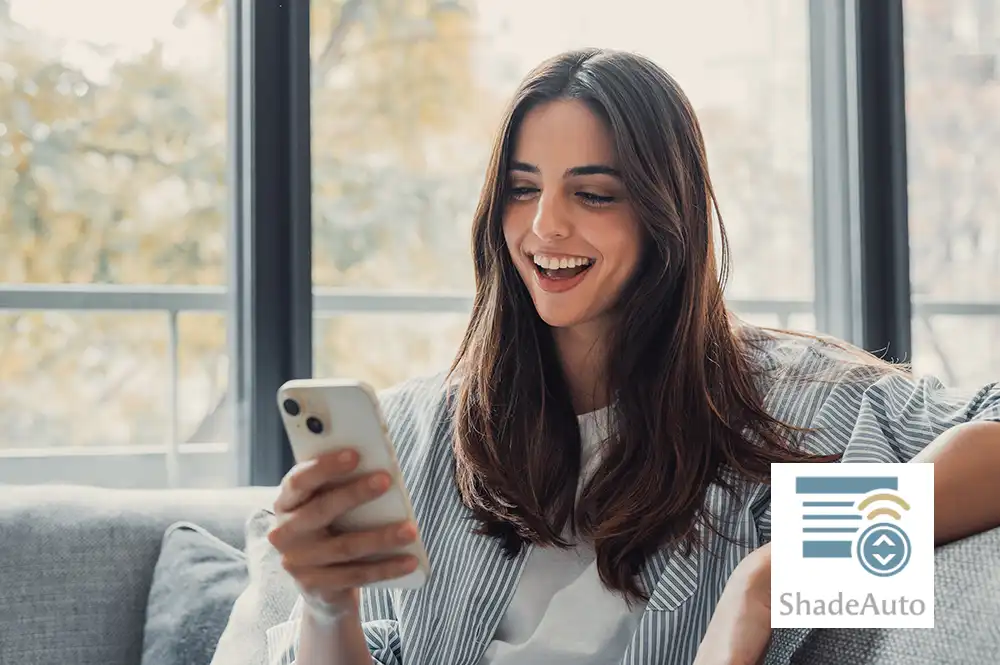 ShadeAuto™APPを使ってスクリーンを操作する女性