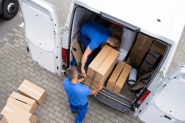 トラックから荷下ろしをする男性