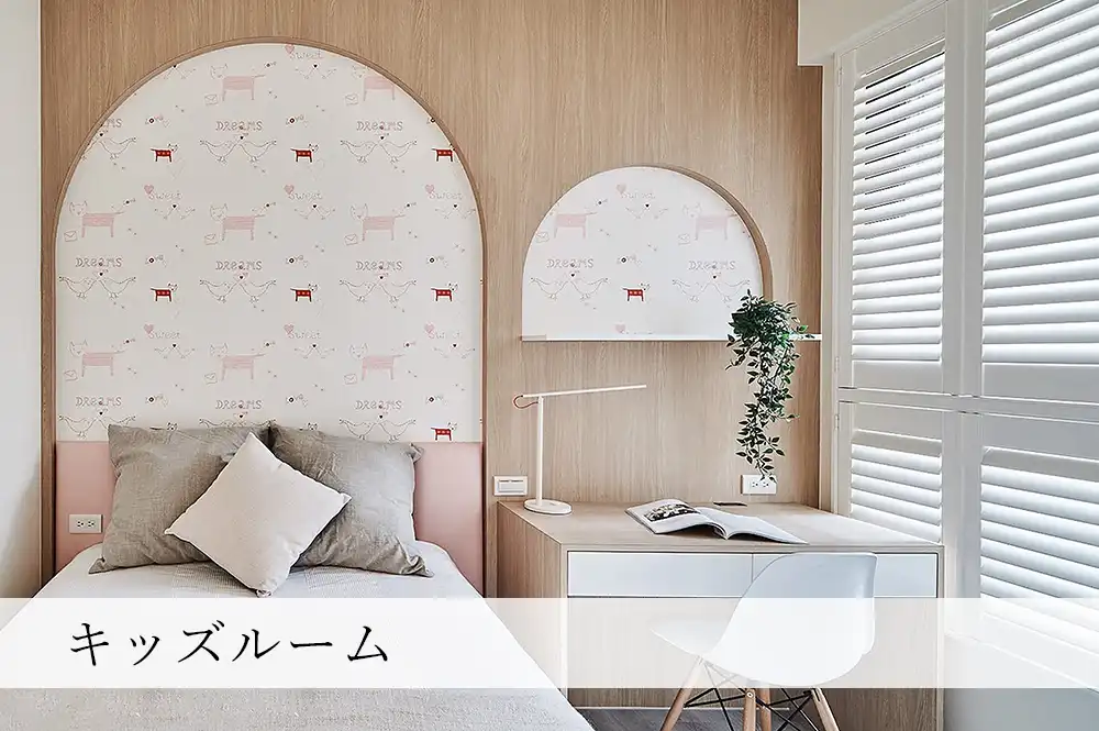キッズルームに白のウッドシャッターを導入した事例