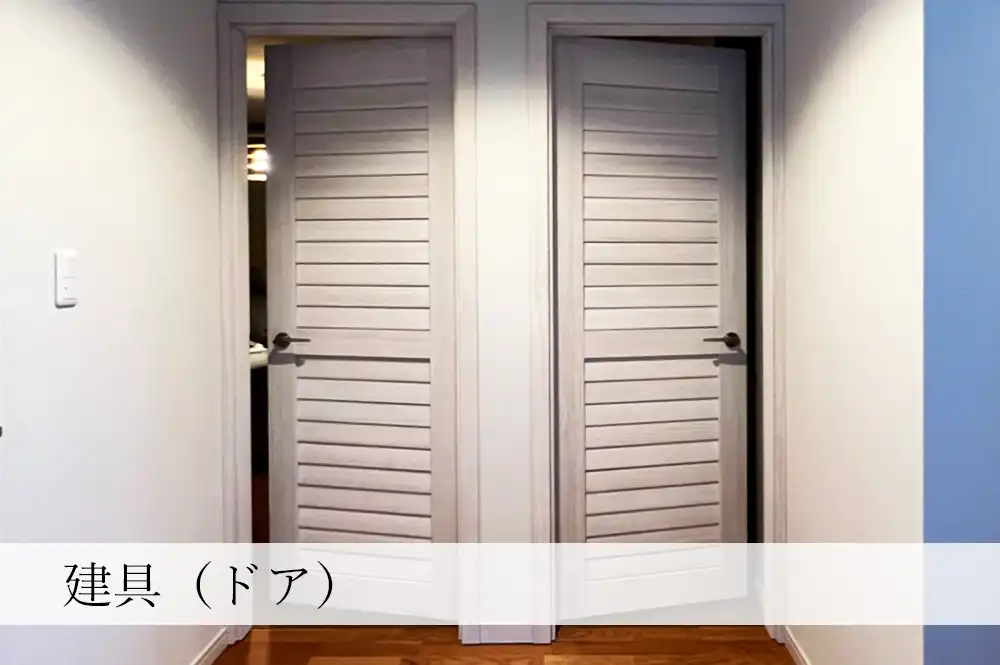 廊下と洋室を間仕切る建具（ドア）を、ウッドシャッターにした実例