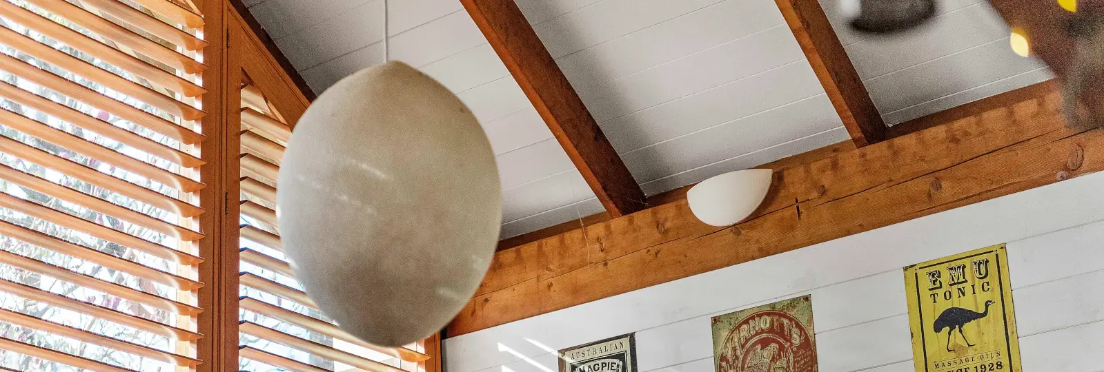 特殊な形の窓に取り付けられたウッドシャッター　KV（PC用）