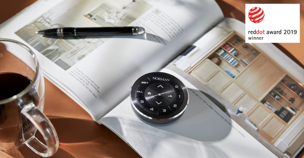 スタイリッシュな円形ダイヤル式リモコン「Smart Dial ™」とレッドドッドデザイン賞のロゴ