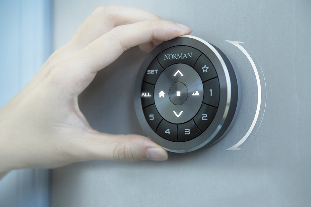 壁に掛けられたSmartDial™を操る手