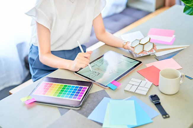 カラーコーディネートの仕事をしている女性（イメージ画像）