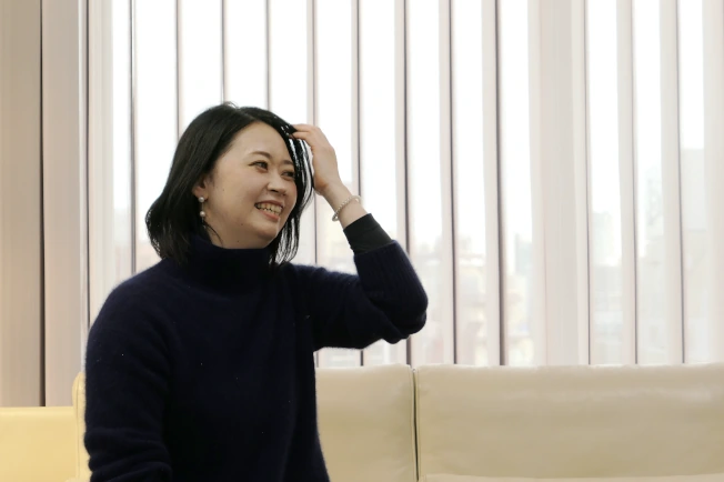 育児休暇を取る経緯や周囲の反応を話す女性スタッフ（Hママ）