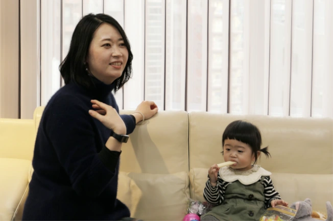 求職者へメッセージを送る女性スタッフ（Hママ）とおやつを食べる娘