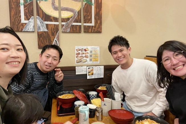 男女4人と幼児がランチをしている様子。 NORMAN🄬スタッフが育休中のスタッフに会いに行ったことを紹介している。